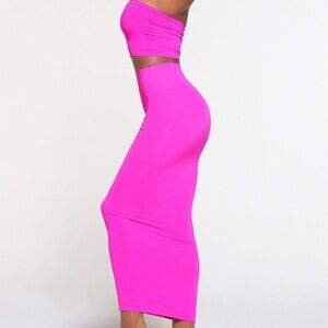 Skims Soft Smoothing Seamless Long
Tube Skirt Fuchsia Size M